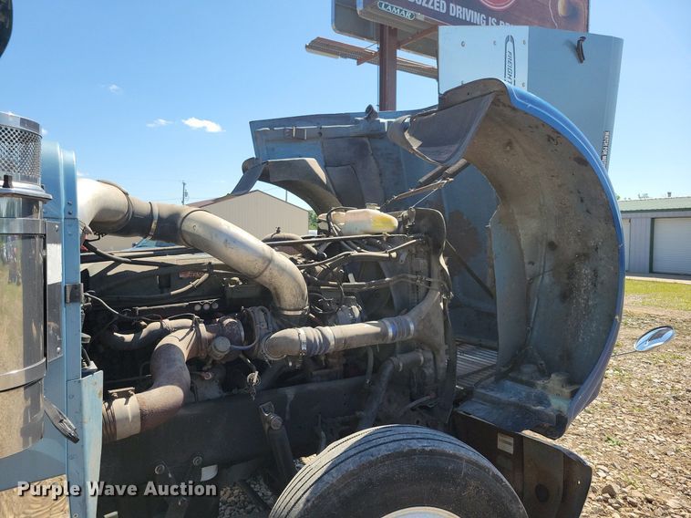 image for item JO9276 2002 Freightliner FLD120  semi truck