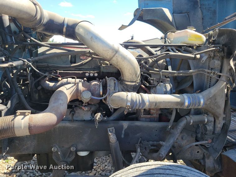 image for item JO9276 2002 Freightliner FLD120  semi truck