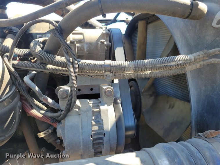 image for item JO9276 2002 Freightliner FLD120  semi truck