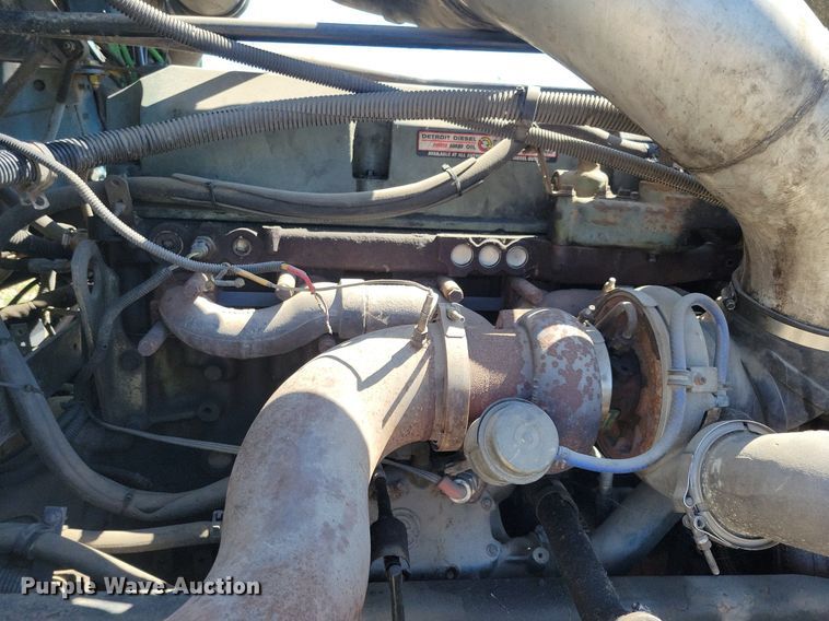 image for item JO9276 2002 Freightliner FLD120  semi truck