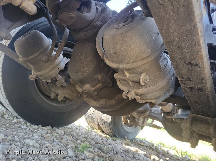 image for item JO9276 2002 Freightliner FLD120  semi truck