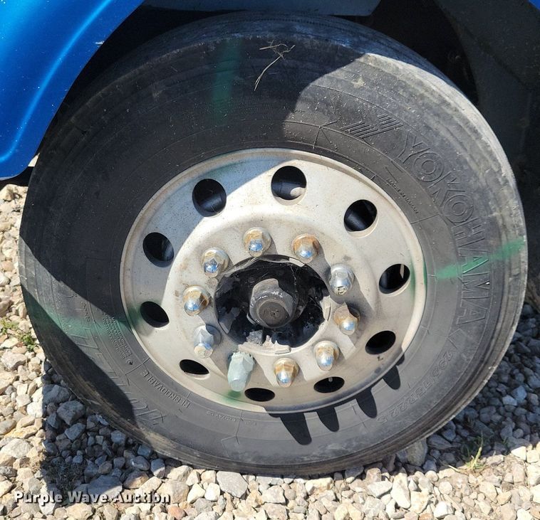 image for item JO9276 2002 Freightliner FLD120  semi truck