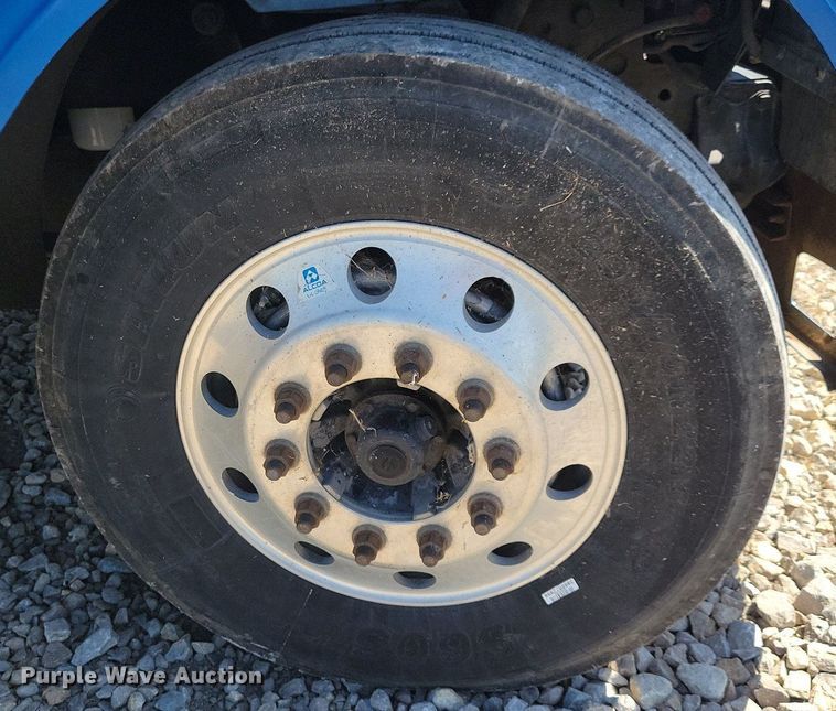 image for item JO9276 2002 Freightliner FLD120  semi truck