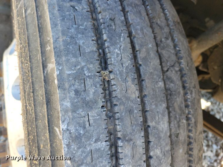 image for item JO9276 2002 Freightliner FLD120  semi truck