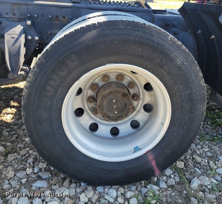 image for item JO9276 2002 Freightliner FLD120  semi truck