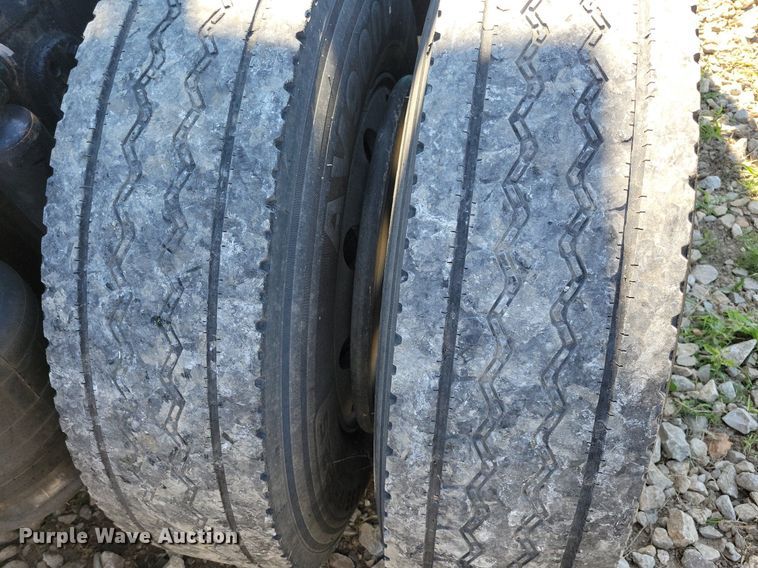 image for item JO9276 2002 Freightliner FLD120  semi truck