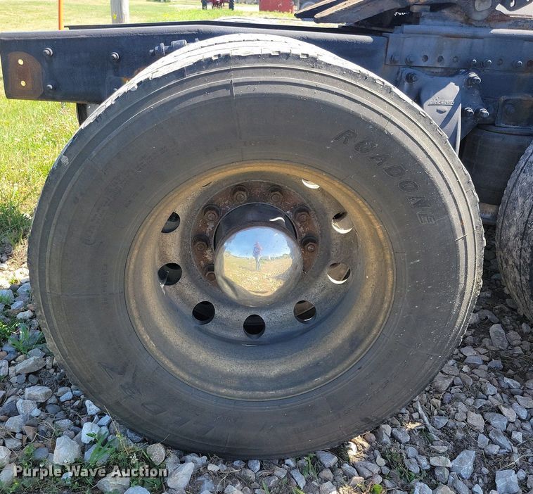 image for item JO9276 2002 Freightliner FLD120  semi truck