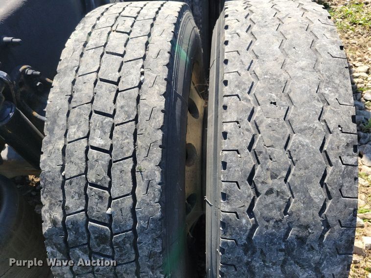 image for item JO9276 2002 Freightliner FLD120  semi truck