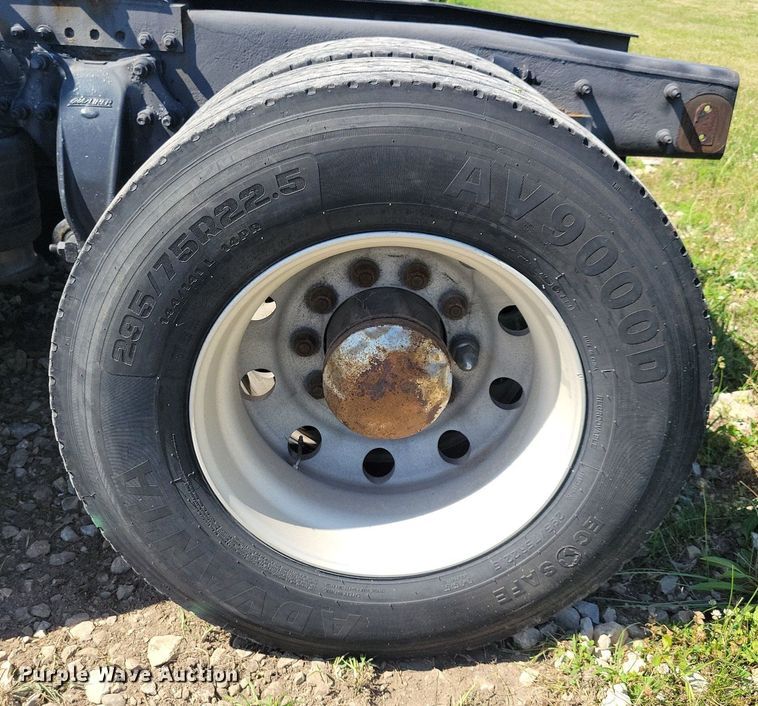 image for item JO9276 2002 Freightliner FLD120  semi truck