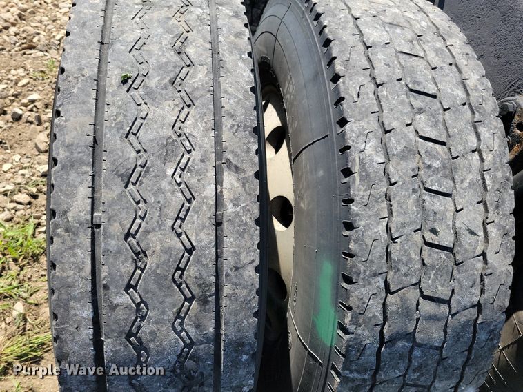 image for item JO9276 2002 Freightliner FLD120  semi truck