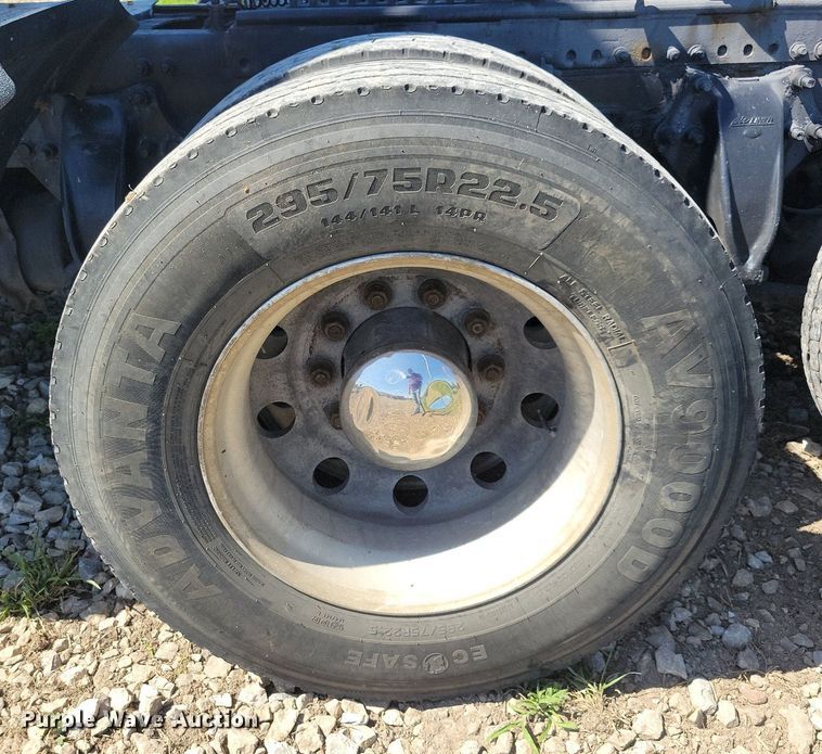 image for item JO9276 2002 Freightliner FLD120  semi truck