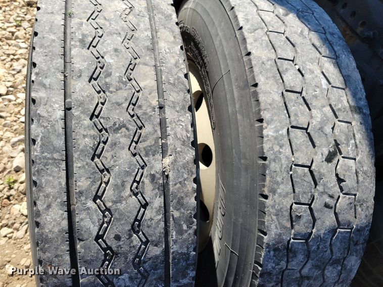 image for item JO9276 2002 Freightliner FLD120  semi truck