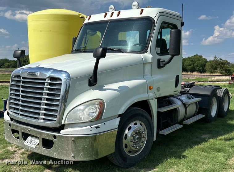 image for item KL9015 2012 Freighliner Cascadia  semi truck