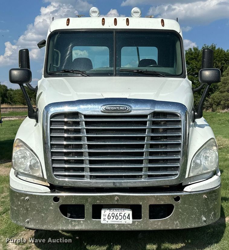 image for item KL9015 2012 Freighliner Cascadia  semi truck