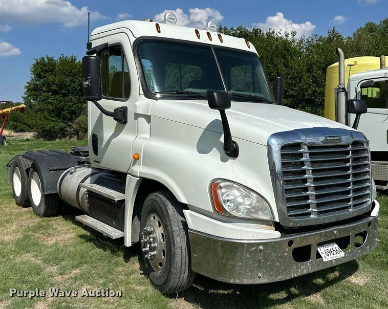 image for item KL9015 2012 Freighliner Cascadia  semi truck