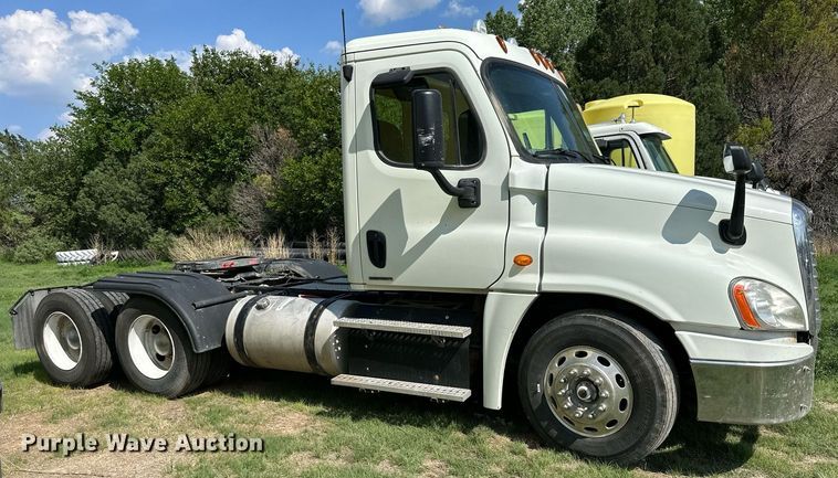 image for item KL9015 2012 Freighliner Cascadia  semi truck