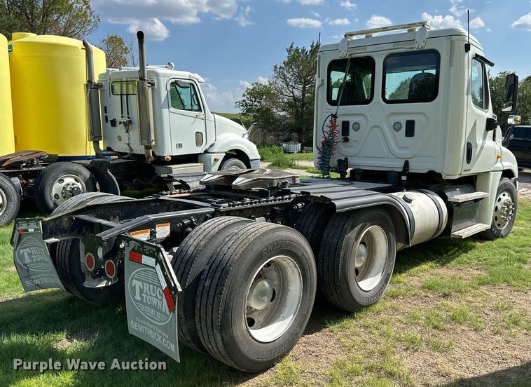 image for item KL9015 2012 Freighliner Cascadia  semi truck