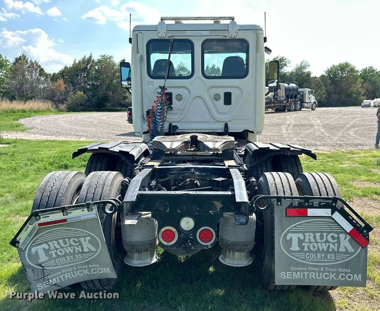 image for item KL9015 2012 Freighliner Cascadia  semi truck