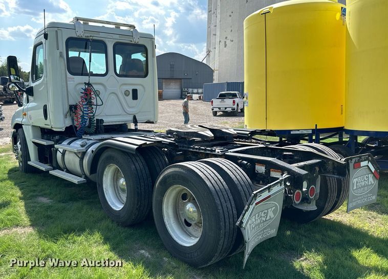 image for item KL9015 2012 Freighliner Cascadia  semi truck