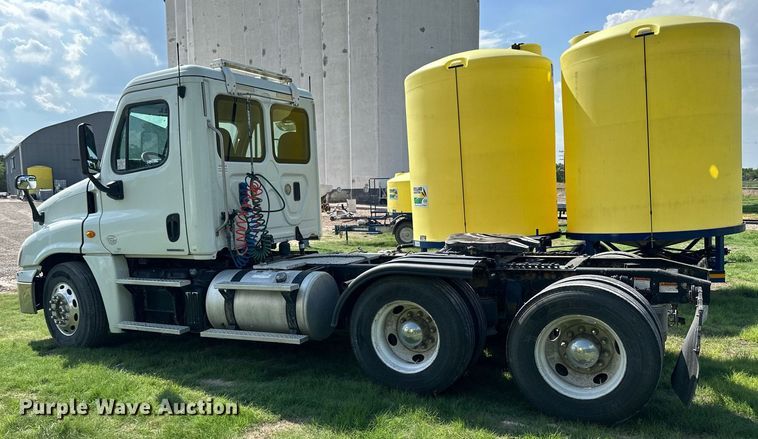 image for item KL9015 2012 Freighliner Cascadia  semi truck