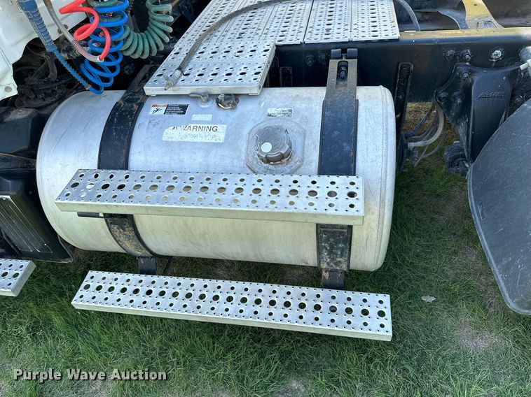 image for item KL9015 2012 Freighliner Cascadia  semi truck