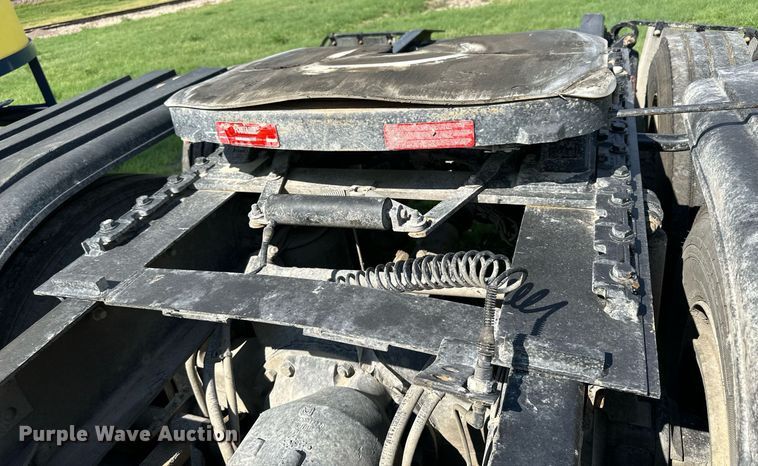 image for item KL9015 2012 Freighliner Cascadia  semi truck