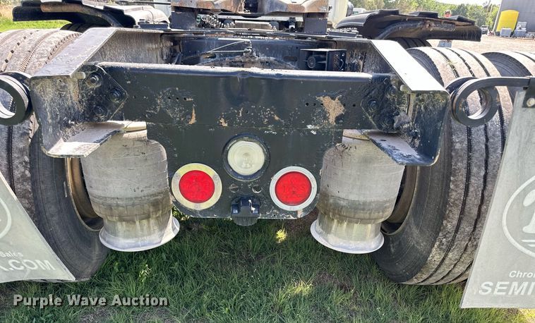 image for item KL9015 2012 Freighliner Cascadia  semi truck