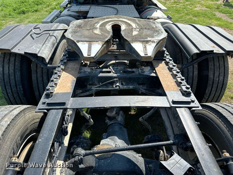 image for item KL9015 2012 Freighliner Cascadia  semi truck