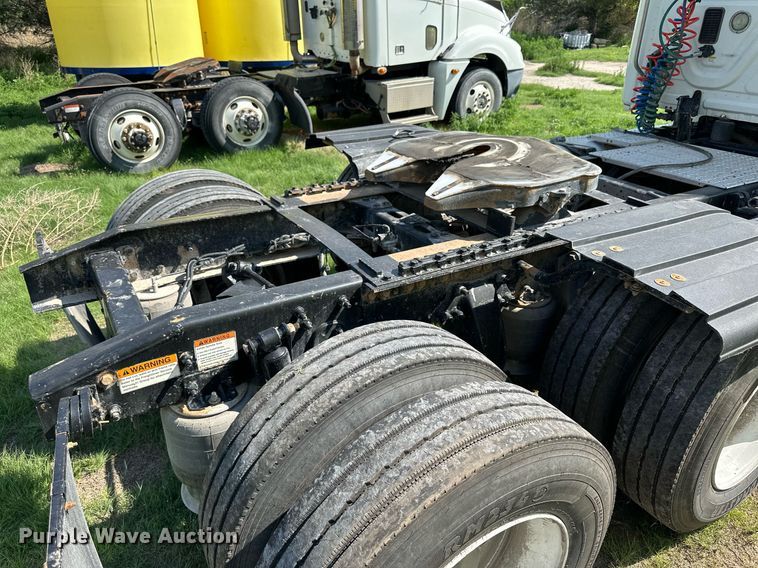 image for item KL9015 2012 Freighliner Cascadia  semi truck