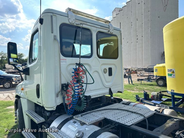 image for item KL9015 2012 Freighliner Cascadia  semi truck