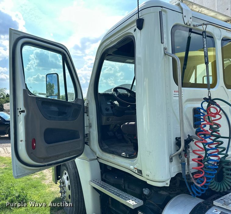 image for item KL9015 2012 Freighliner Cascadia  semi truck