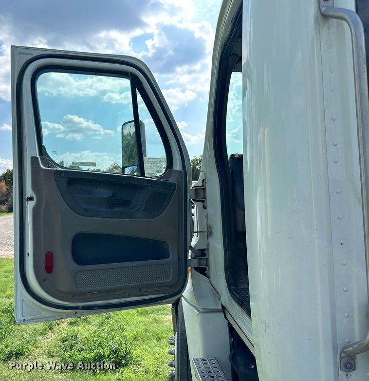 image for item KL9015 2012 Freighliner Cascadia  semi truck