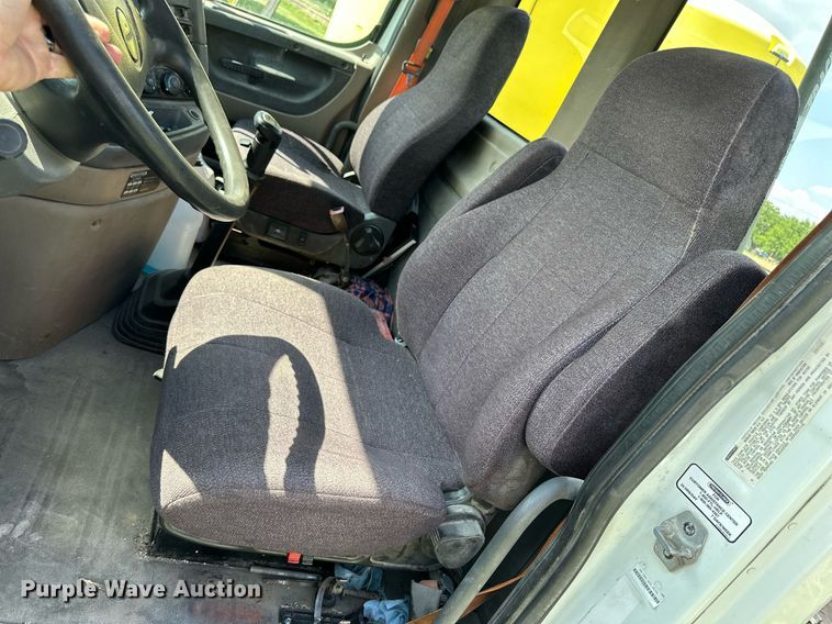 image for item KL9015 2012 Freighliner Cascadia  semi truck