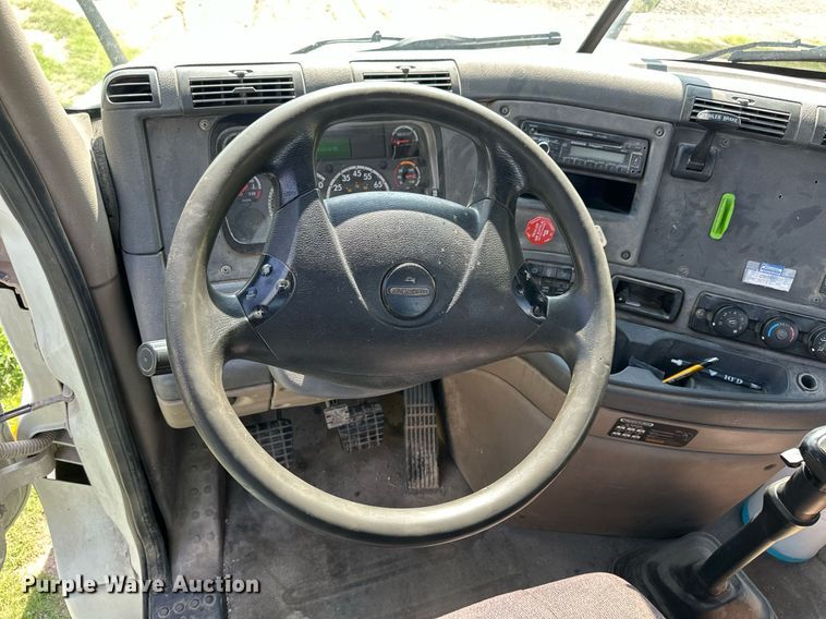 image for item KL9015 2012 Freighliner Cascadia  semi truck