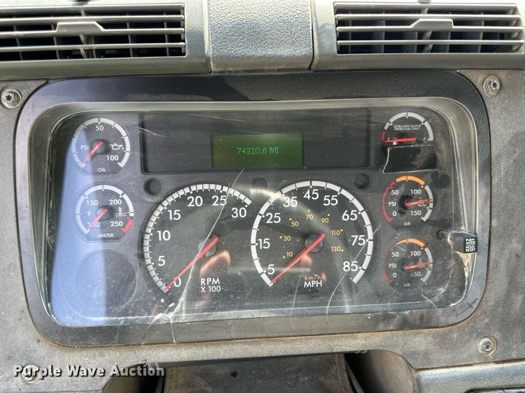 image for item KL9015 2012 Freighliner Cascadia  semi truck