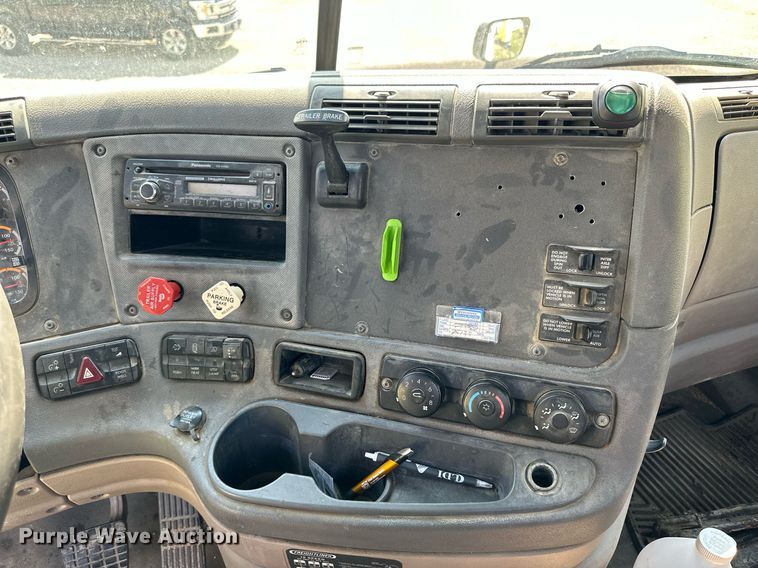 image for item KL9015 2012 Freighliner Cascadia  semi truck