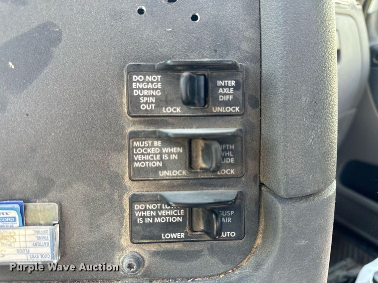 image for item KL9015 2012 Freighliner Cascadia  semi truck