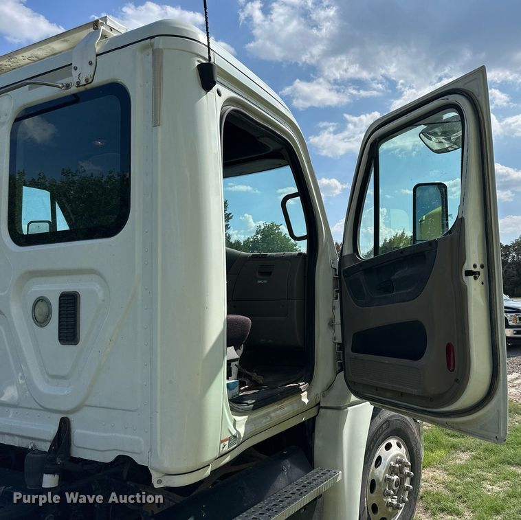 image for item KL9015 2012 Freighliner Cascadia  semi truck