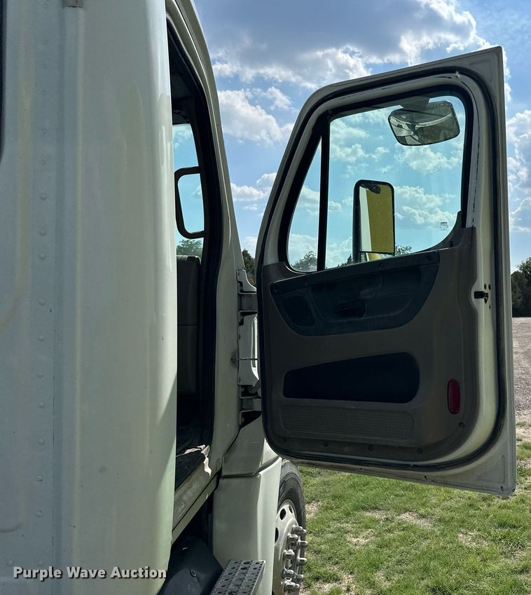 image for item KL9015 2012 Freighliner Cascadia  semi truck