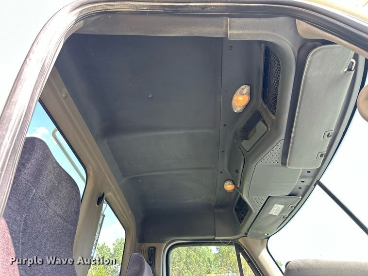 image for item KL9015 2012 Freighliner Cascadia  semi truck