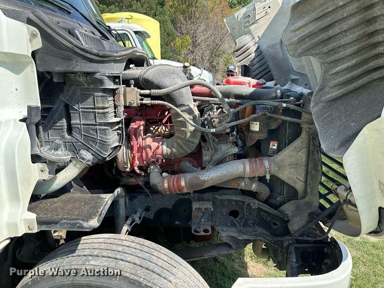 image for item KL9015 2012 Freighliner Cascadia  semi truck