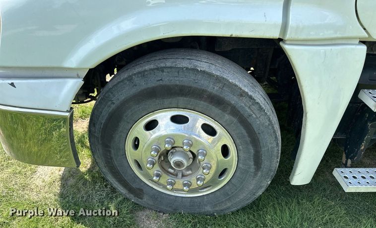 image for item KL9015 2012 Freighliner Cascadia  semi truck