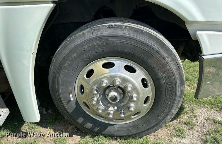 image for item KL9015 2012 Freighliner Cascadia  semi truck