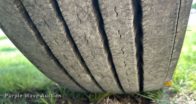 image for item KL9015 2012 Freighliner Cascadia  semi truck