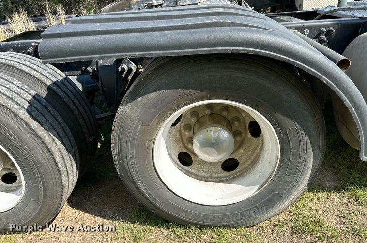 image for item KL9015 2012 Freighliner Cascadia  semi truck