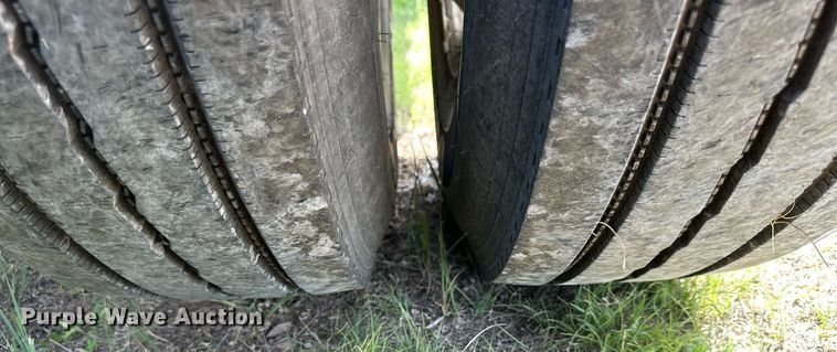 image for item KL9015 2012 Freighliner Cascadia  semi truck