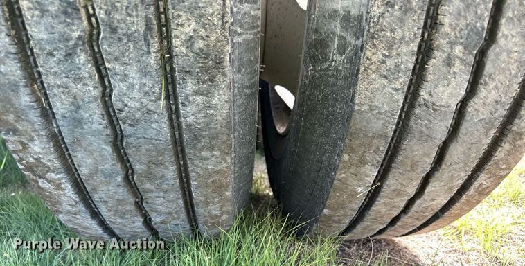 image for item KL9015 2012 Freighliner Cascadia  semi truck