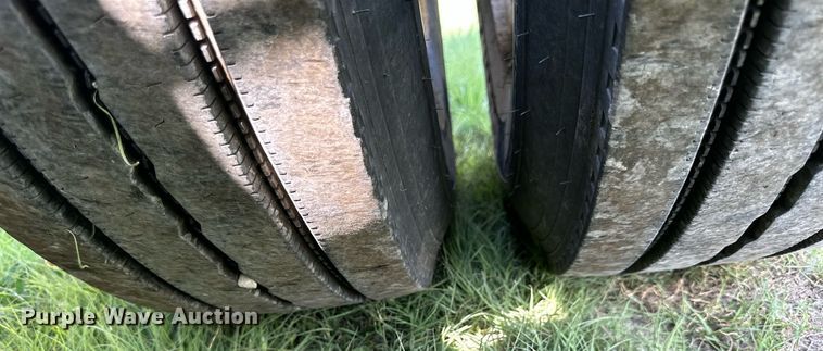 image for item KL9015 2012 Freighliner Cascadia  semi truck