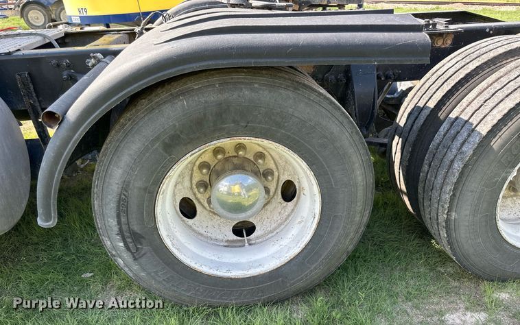 image for item KL9015 2012 Freighliner Cascadia  semi truck