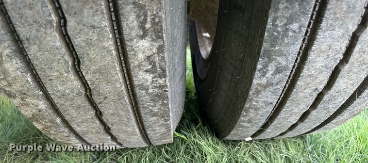 image for item KL9015 2012 Freighliner Cascadia  semi truck